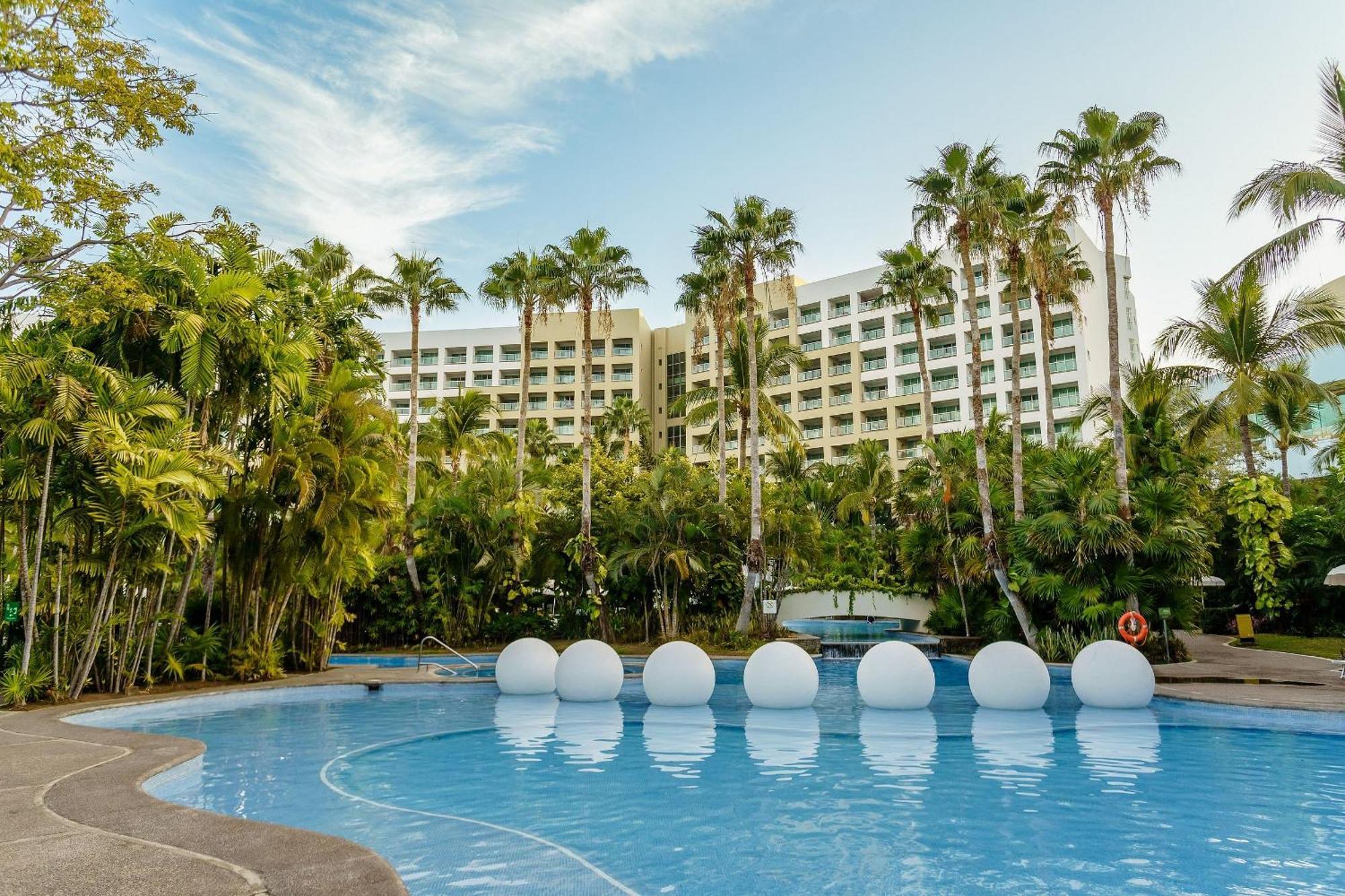 The Grand Luxxe Three Bedroom Spa Suite Нуево Валярта Екстериор снимка